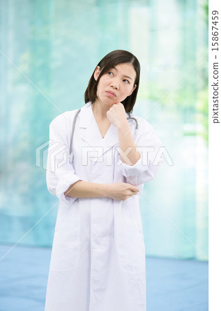 胸部年輕的女醫生的形象 15867459