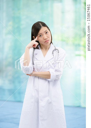 胸部年輕的女醫生的形象 15867461