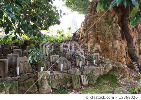 山石路邊的石佛群 15868020