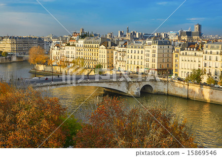 Saint-Louis island on a bright fall day in Paris 15869546