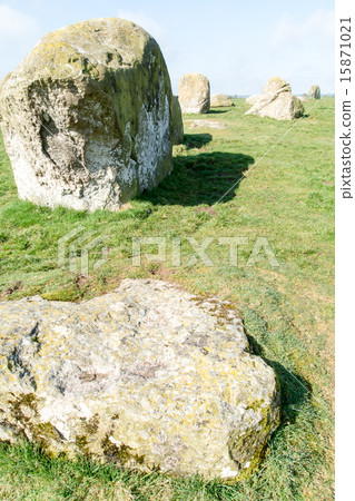 在英國郊區的石圈一塊大石頭放在草坪上 15871021