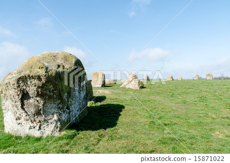 在英國郊區的石圈一塊大石頭放在草坪上 15871022