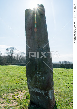 在英國郊區的石圈一塊大石頭放在草坪上 15871024