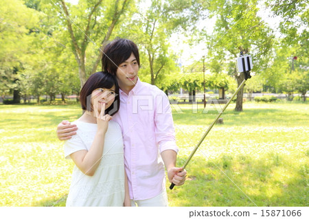 一對夫婦使用自拍棒 15871066