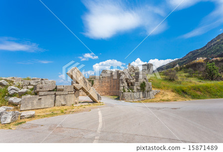 ruins of Arcadian gete in Ancient Messina 15871489