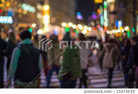 Defocused urban night scene 15873639