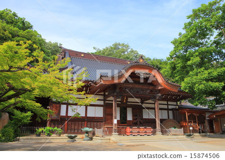 The temple of Fukaderaji, the fresh green 15874506