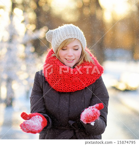 Young beautiful woman in winter Young beautiful woman in winter 15874795