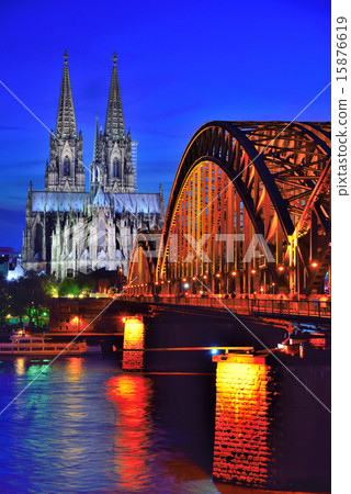 Lighting up Cologne Cathedral Lighting up Cologne Cathedral 15876619