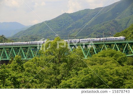 新鮮的綠色Torisawa鐵橋和超級Azusa 15878743