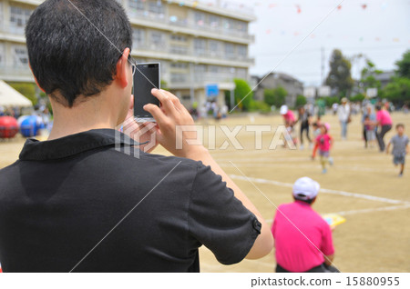 家長在運動會為孩子拍照 15880955