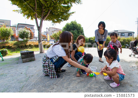 A friend group playing in the park 15881573