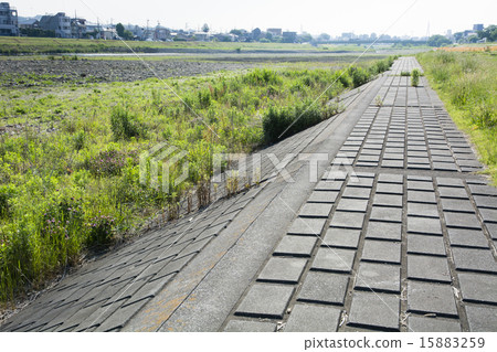 混凝土路堤 混凝土路堤 15883259