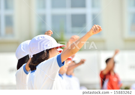 Girls playing guts at the athletic meet (gym clothes, red and white hat) Girls playing guts at the athletic meet (gym clothes, red and white hat) 15883262