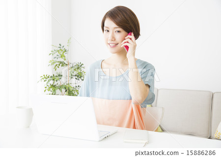 A young lady who calls in front of a personal computer 15886286