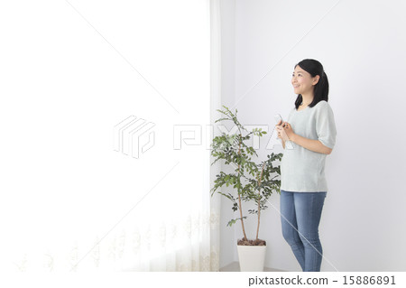 一個女人經營一部智能手機 一個女人經營一部智能手機 15886891