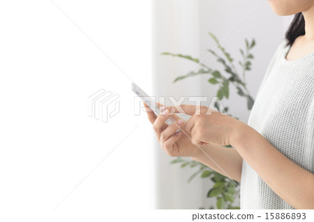操作智能手機的婦女 15886893