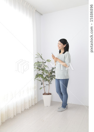 一個女人經營一部智能手機 15886896