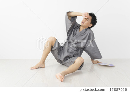 夏季疲勞：穿著錦杯服的男人因炎熱而感到沮喪 15887936