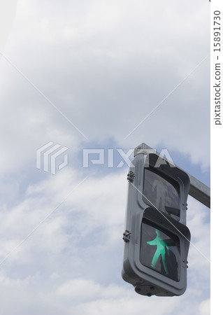 天空和雲彩和紅綠燈 15891730