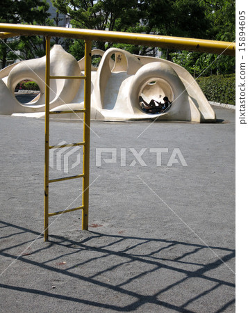 潛伏在遊樂場設備和洞穴在公園裡的孩子們 潛伏在遊樂場設備和洞穴在公園裡的孩子們 15894605