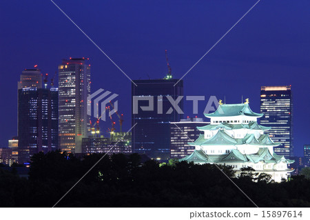 愛知名古屋城堡 - 城堡塔和名古屋站周圍的高層建築的夜景 愛知名古屋城堡 - 城堡塔和名古屋站周圍的高層建築的夜景 15897614