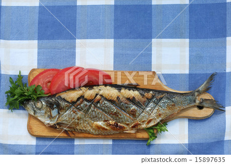 herring, grilled, sliced tomato and parsley  15897635
