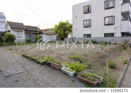 A site that demolished a vacant house in a residential area A site that demolished a vacant house in a residential area 15898173