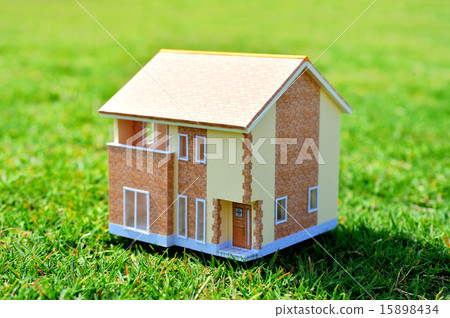 草坪和建築模型,房子模型,抵押的圖像。 草坪和建築模型,房子模型,抵押的圖像。 15898434