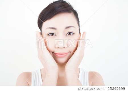 A young woman who does face care 15899699