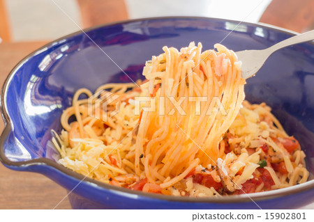 Italian pasta with ham, tomato and champignon 15902801