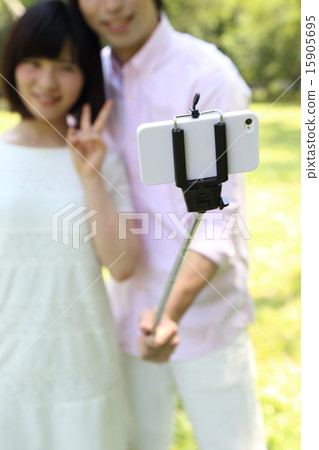 一對夫婦使用自拍棒 一對夫婦使用自拍棒 15905695