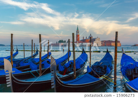 Gondolas at twilight in Venice lagoon, Italia 15906273