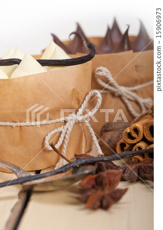 chocolate vanilla and spices cream cake dessert 15906973