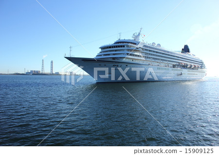 Port of luxury liner arrival 15909125