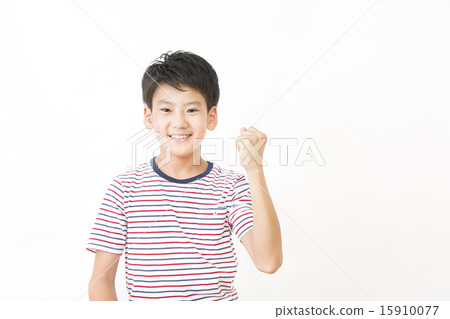 一個扮演膽量姿勢的男孩 15910077