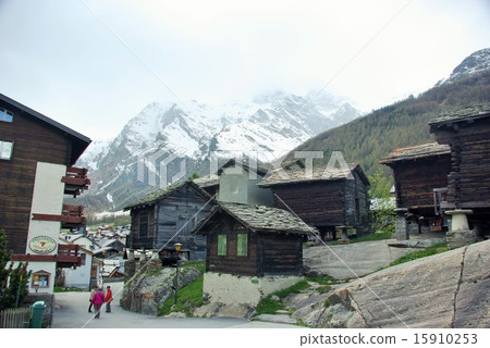 Snowy Mountains and Huts 15910253