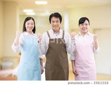 一個小組的圖像三個男人和婦女圍裙的在屋子裡 15911319