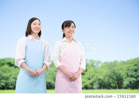 少婦關心幫手 -  2個人藍天后面圖像 15912160