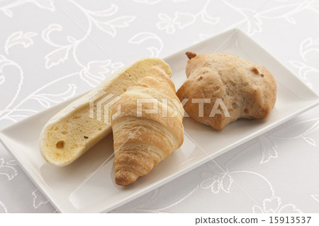 Bread served on a dish 15913537
