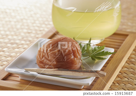 Umeboshi and Japanese tea 01 15913687