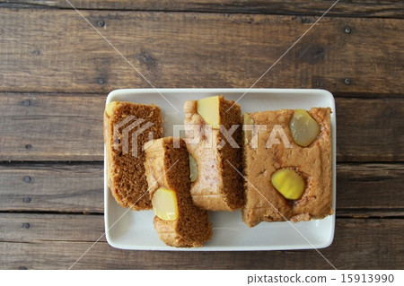 Steamed bread with cut chestnuts and brown sugar Steamed bread with cut chestnuts and brown sugar 15913990