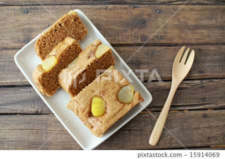 Cut chestnuts steamed in brown sugar and fork 15914069