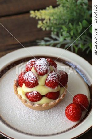 Handmade tart cake with small strawberries and custard cream 15914310