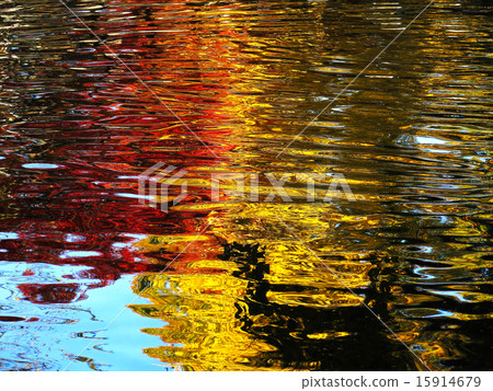 Autumn leaves reflected on the water 15914679
