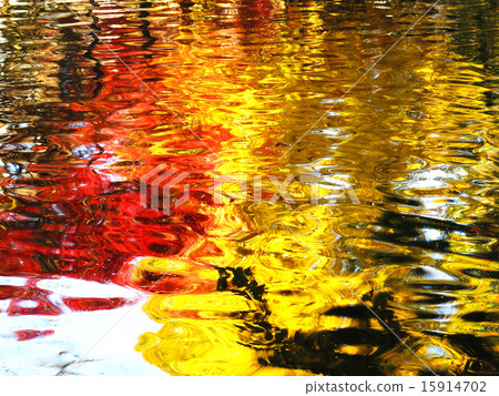 Autumn leaves reflected on the water 15914702