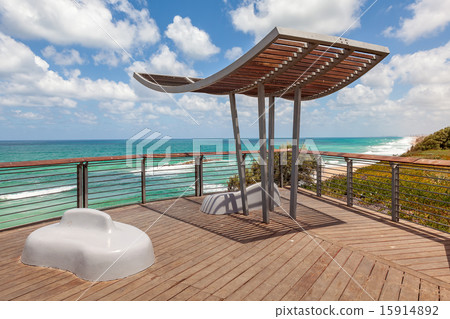 Viewpoint overlooking the sea. 15914892