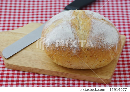 Cut the bread 15914977