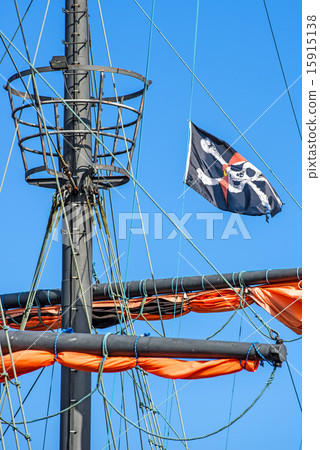 Pirate flag on a historic ship Pirate flag on a historic ship 15915138