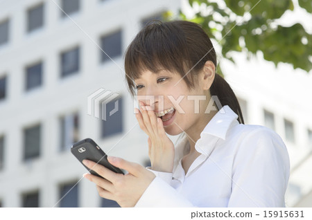 A young lady who is happy to see smartphone 15915631